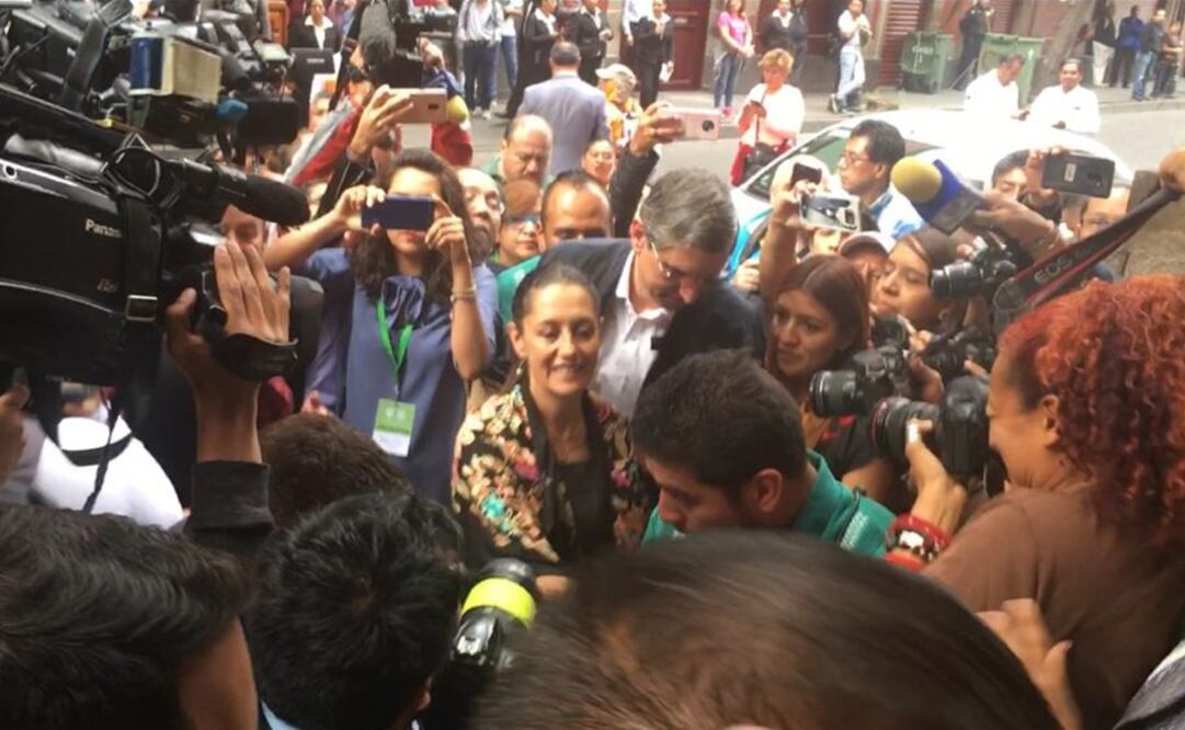 La jefa de Gobierno, Claudia Sheinbaum, a su llegada al Teatro Esperanza Iris para su informe por 100 días de gobierno. Fotografía: Gerardo Suárez/ EL UNIVERSAL