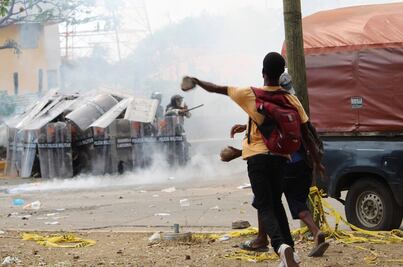 Migrantes se enfrentan con piedras y palos a la Guardia Nacional en Chiapas
