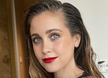 Natasha Dupeyrón llora al recibir su certificado de preparatoria; "después de mucha terapia empecé a estudiar"