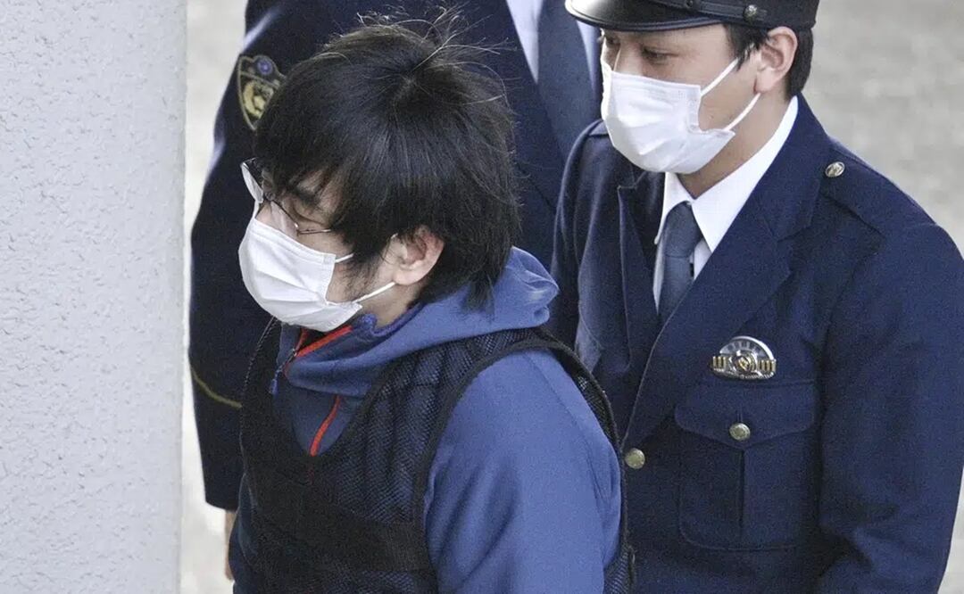 Tetsuya Yamagami, el presunto asesino del ex primer ministro japonés Shinzo Abe, ingresa a una estación de policía en Nara. Foto: AP