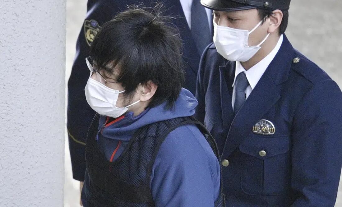 Tetsuya Yamagami, el presunto asesino del ex primer ministro japonés Shinzo Abe, ingresa a una estación de policía en Nara. Foto: AP