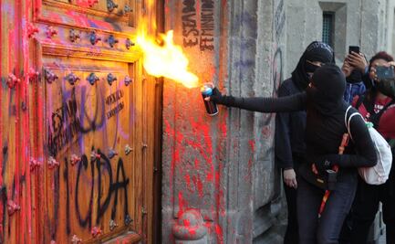 Realizan pintas en Palacio Nacional durante marcha feminista