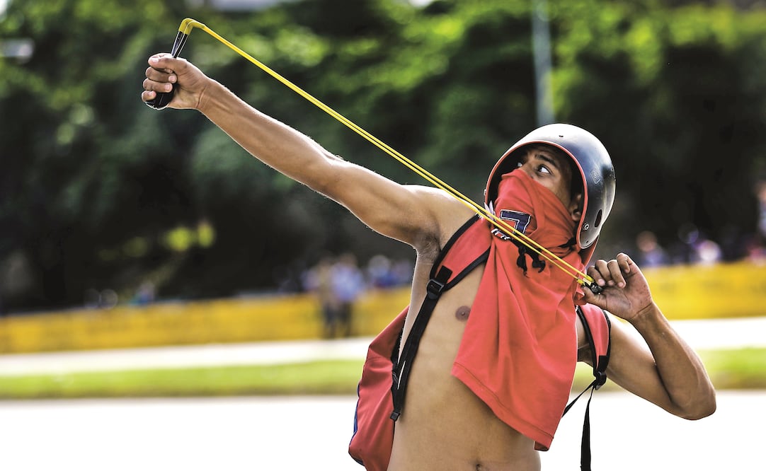 Un manifestante, durante una protesta en la autopista Francisco Fajardo. (FOTOS: JORGE SERRATOS. EL UNIVERSAL)