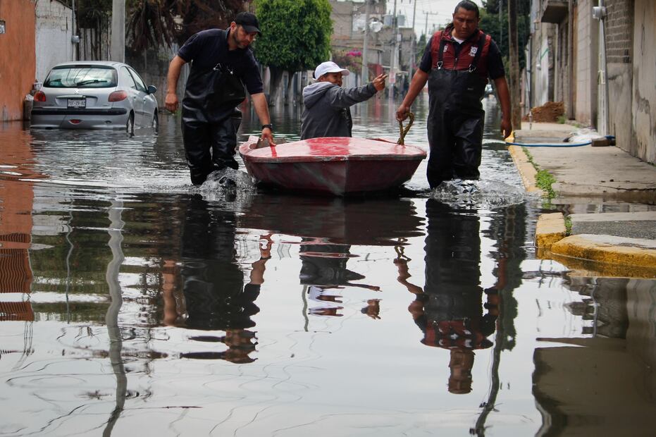 Las inundaciones han afectado a las personas en su vida cotidiana por las calles en las que no se pueden pasar. Luis Camacho. El Universal