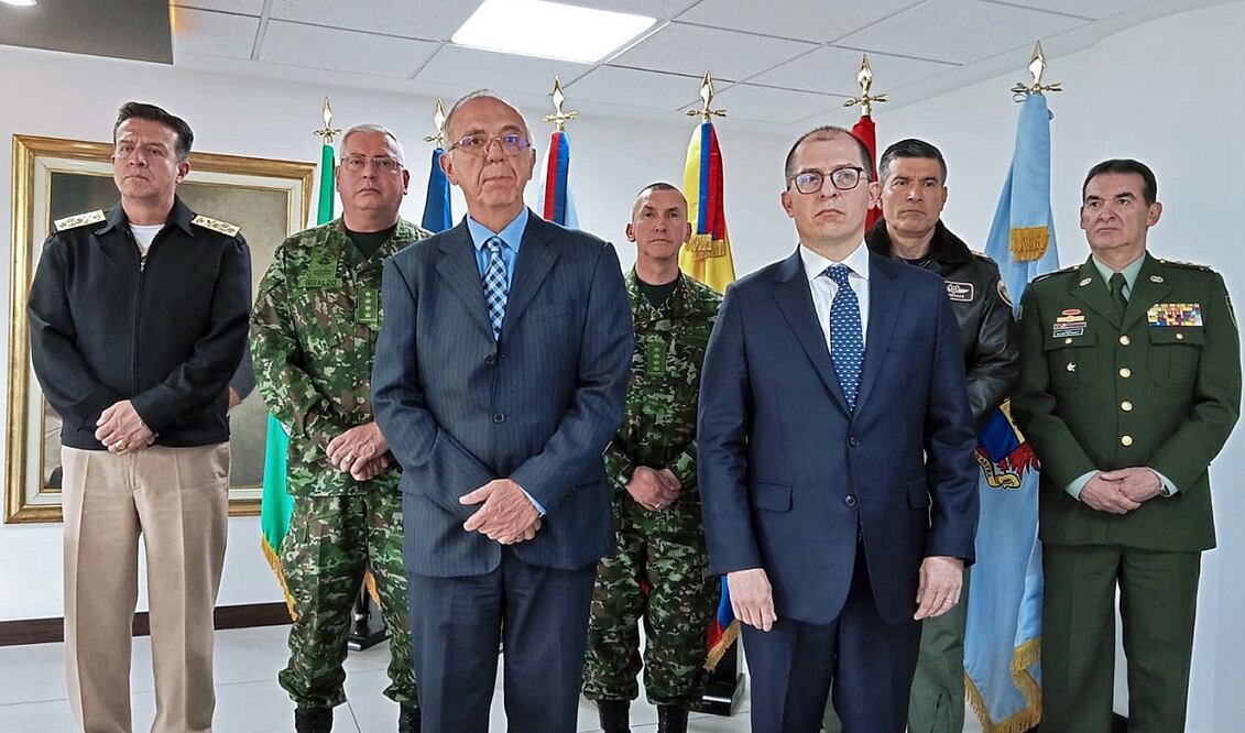 Fotografía cedida por la oficina de prensa del Ministerio de Defensa del ministro Iván Velásquez (primero al frente) y el fiscal General Francisco Barbosa (a su lado) rodeados de la cúpula militar, en Bogotá. Foto: EFE