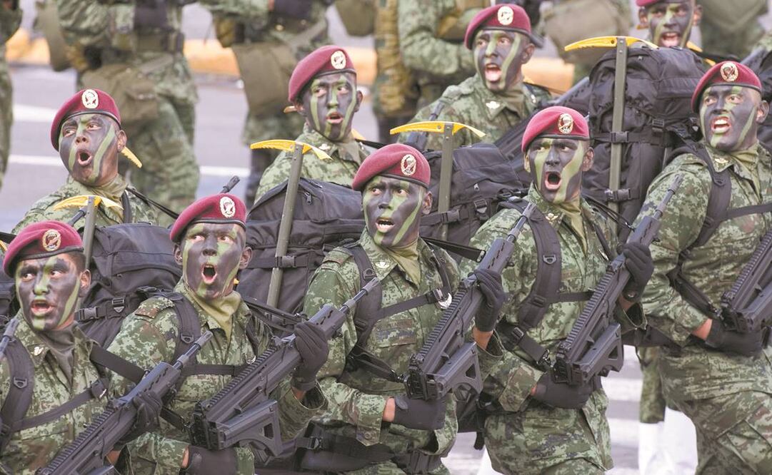 Entre los artículos que la Secretaría de la Defensa Nacional encargó están boinas negras, carmesí y verdes de poliéster por un monto de 278 mil 400 pesos cada paquete. Foto: Archivo EL UNIVERSAL