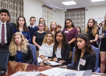 Estudiantes viajan a la capital de Florida para exigir control de armas