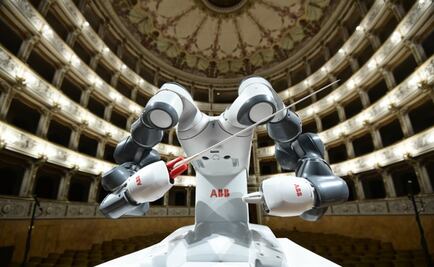 Director de orquesta robot le robó el show a Andrea Bocelli