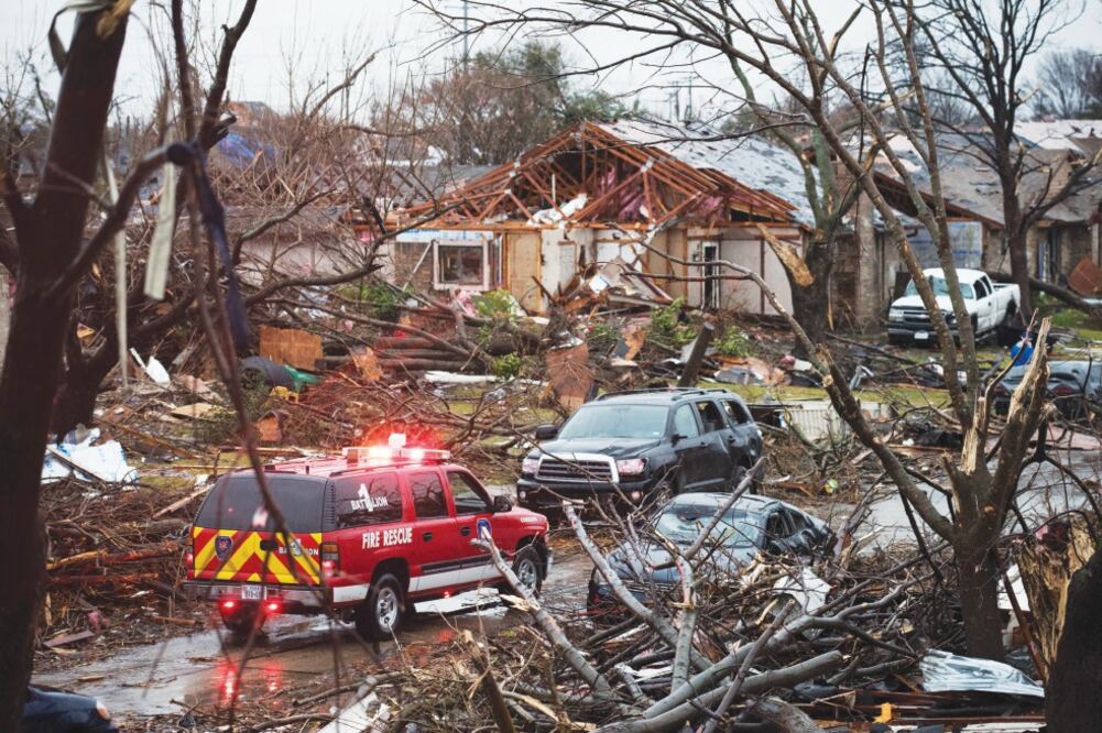 Equipos de emergencia llegan al barrio de Rowlett, en Texas, luego de que el lugar fuera golpeado por un devastador tornado (REX C. CURRY. AP)