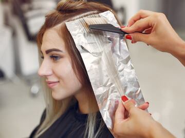 Qué pasa si le pones agua oxigenada a las canas del cabello