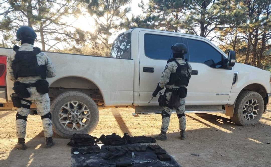 Efectivos de la Guardia Nacional (GN) e integrantes del Ejército, aseguraron armamento. Foto: Especial