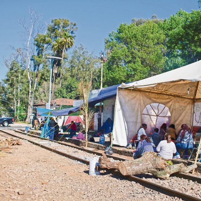 Maestros de la CNTE instalaron carpas sobre las vías del tren en diferentes puntos de la entidad, lo que ha traído graves afectaciones comerciales. RODOLFO AYALA. EL UNIVERSAL