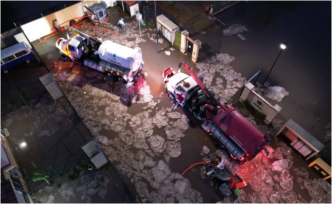 La lluvia y el granizo taparon la tubería de la privada Almenares en Tecámac. Foto: Especial.