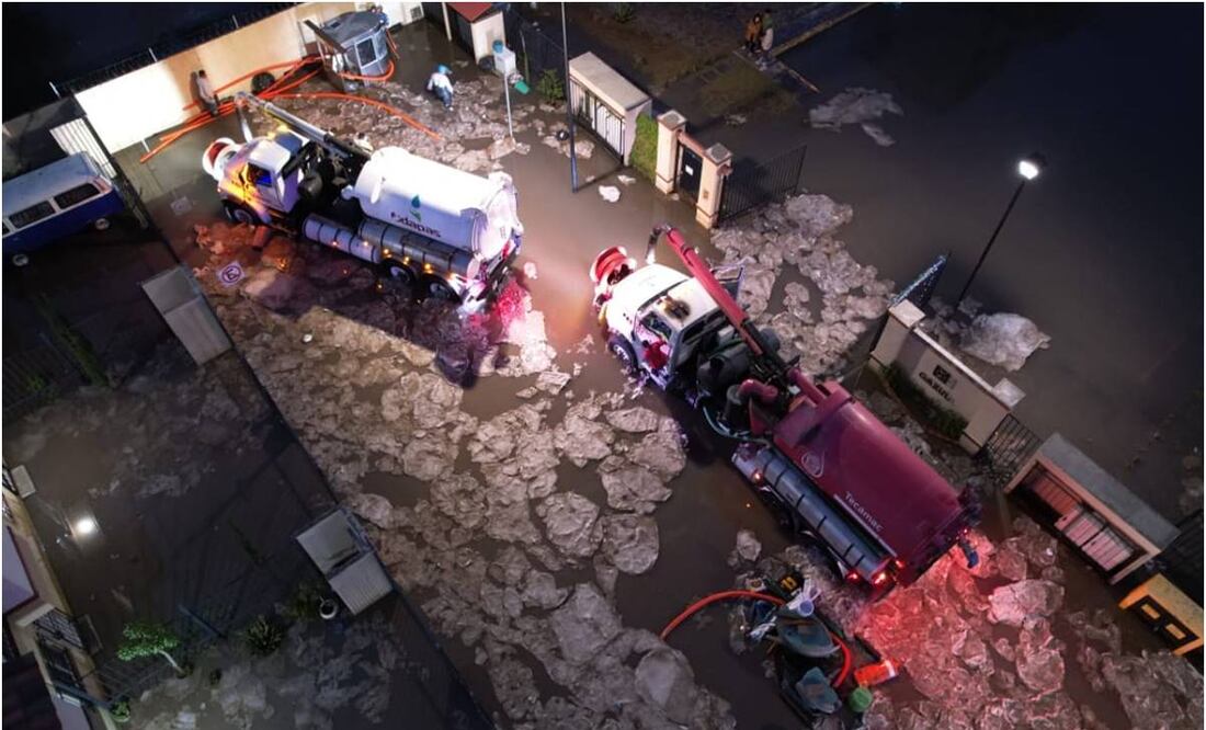 La lluvia y el granizo taparon la tubería de la privada Almenares en Tecámac. Foto: Especial.