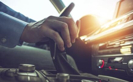 Cómo cuidar la transmisión manual de tu auto
