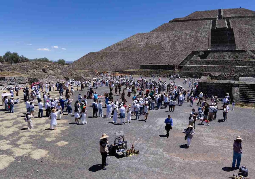 La Zona Arqueológica de Teotihuacán se ha vuelto en referente en esta fecha, a pesar del ascenso restringido a la Pirámide del Sol y a la Pirámide de la Luna. Foto: Hugo Salvador / EL UNIVERSAL