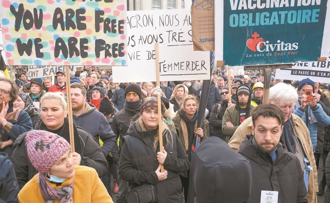Los manifestantes en Bruselas rechazan el pase sanitario, requerido para acceder a restaurantes y eventos culturales. Foto: JULIEN WARNAND/ EFE