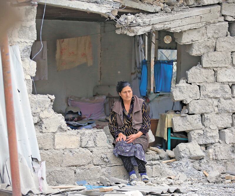 Una mujer en su hogar, tras bombardeos en Nagorno Karabaj. Foto: AZIZ KARIMOV. AP