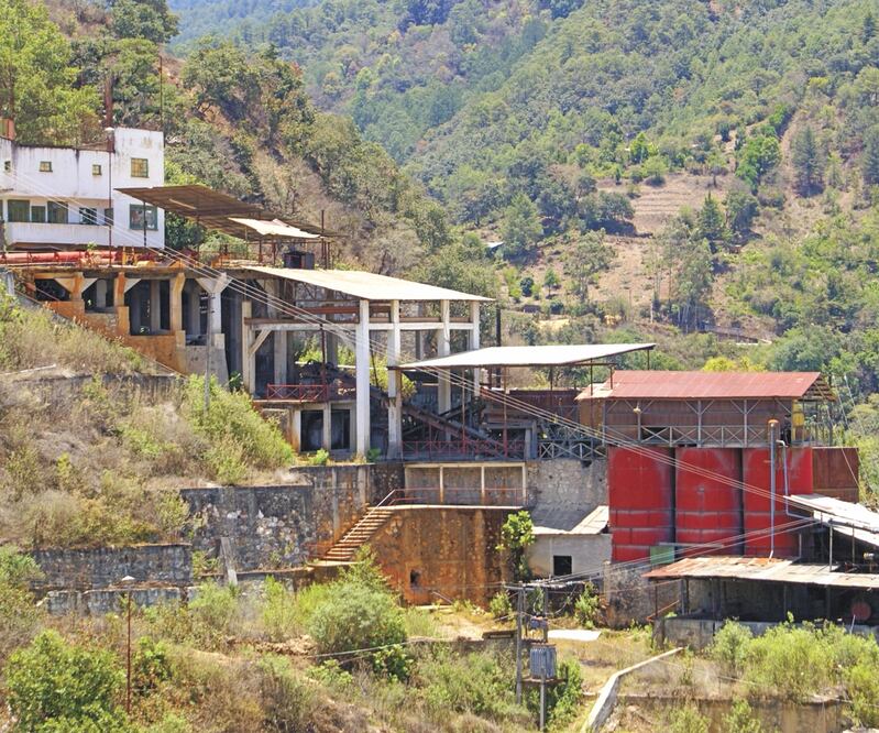Las concesiones se otorgaron sin consultar a la comunidad indígena de Capulálpam de Méndez, como se establece en el Convenio 169 de la Organización Internacional del Trabajo, acusaron líderes ejidales; los trabajos han contaminado manantiales y afectado e