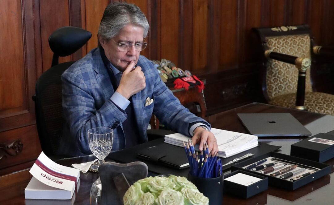 Guillermo Lasso, sentado en su oficina en el Palacio de Carondelet en Quito. Foto: AFP