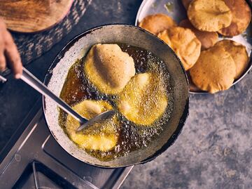 Los riesgos de cocinar con aceite requemado una y otra vez