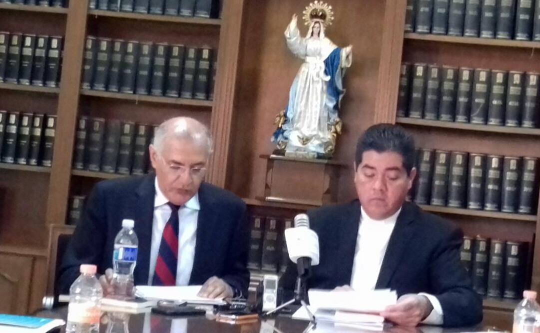 Juan Manuel López Valdivia (izq), coordinador general del Consejo de Laicos de la diócesis de Aguascalientes, dijo que la iniciativa del Ejecutivo federal sobre matrimonio igualitario "es un peligro para nuestras familias y nuestro país"