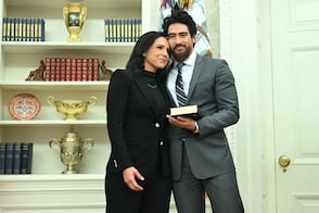 Él es Abraham Williams, esposo de Tulsi Gabbard, la cuarta funcionaria en renunciar al gabinete de Trump; conoce su historia