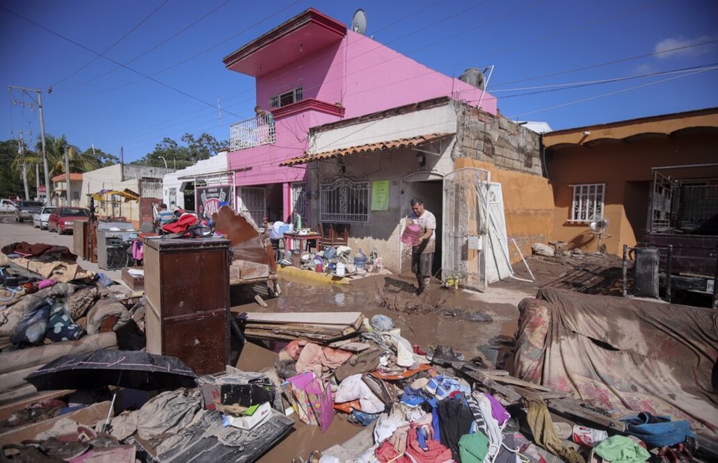 Habitantes del municipio de Tuxpan, en Nayarit, limpian sus casas del fango que dejó la inundación por el desborde del río Acaponeta tras el paso del huracán “Willa”. Foto: Carlos Zepeda