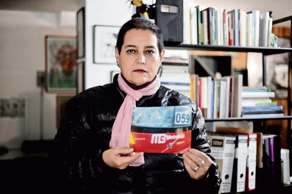 Luz del Carmen Vilchis se quedó con una simple bolsa con las pertenencias ensangrentadas de su hija de 31 años quien estaba por irse a estudiar a Suecia (ALEJANDRO ACOSTA. EL UNIVERSAL)