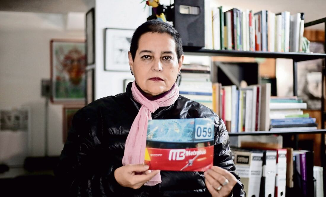 Luz del Carmen Vilchis se quedó con una simple bolsa con las pertenencias ensangrentadas de su hija de 31 años quien estaba por irse a estudiar a Suecia (ALEJANDRO ACOSTA. EL UNIVERSAL)