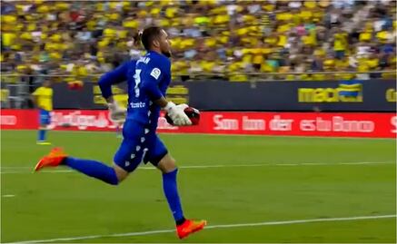 VIDEO: Portero del Cádiz recorre toda la cancha para lanzar equipo médico a la tribuna