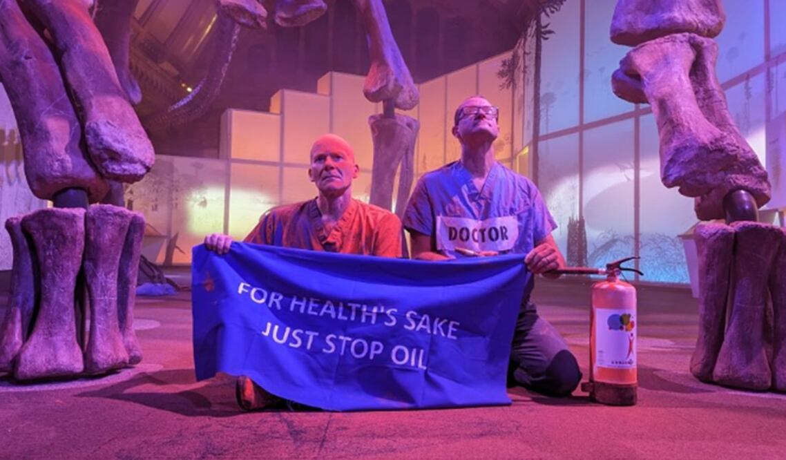 Ambientalistas rocían de color naranja el esqueleto de un dinosaurio en Londres.Foto: Vía Just Stop Oil.