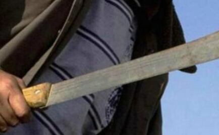 Exconvicto ataca a machetazos a perro pitbull