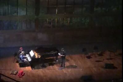 Diego Luna acompaña a Phillip Glass