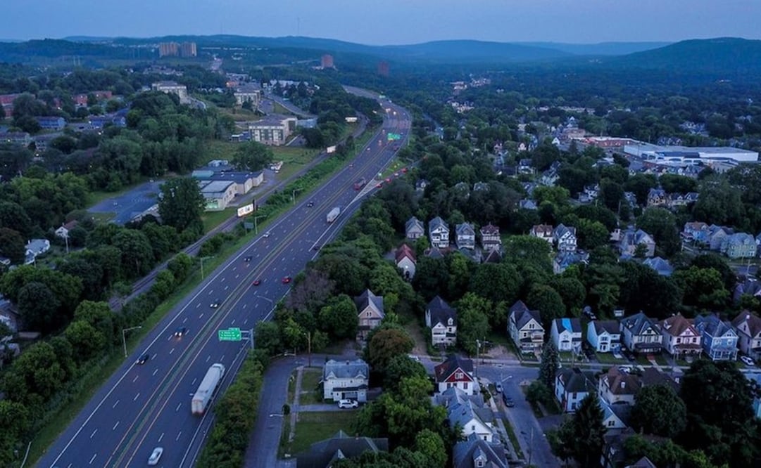 Un área de la Interestatal 81, que los críticos llaman "racista", divide un barrio de Siracusa en dos. Foto: Getty Images