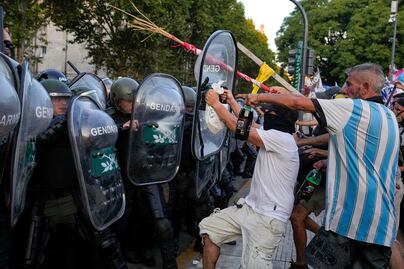 Ante represión a manifestantes en Argentina, diputados opositores abandonan debate sobre ley de Milei