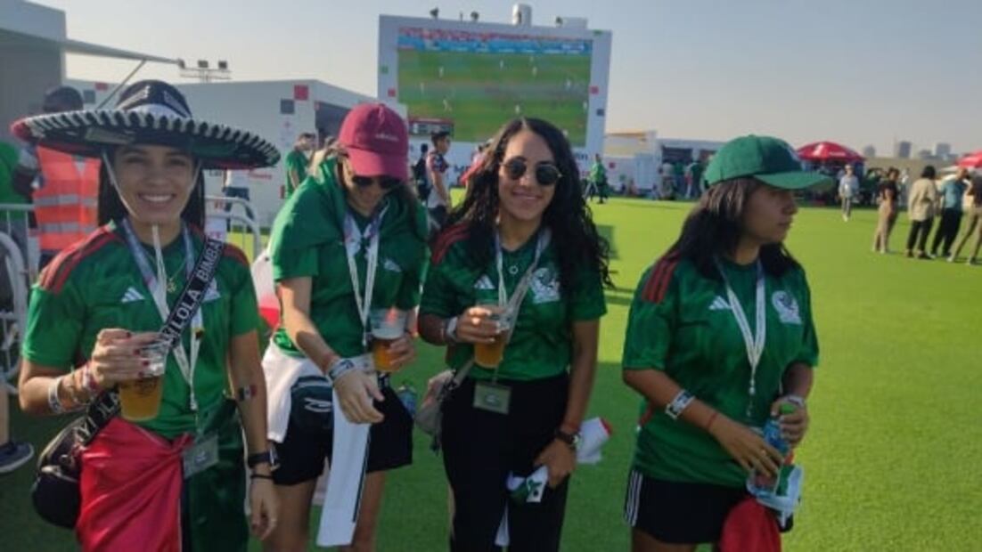 Mexicanos se llevan toalla de Alfredo Adame a Qatar por si se arma la campal