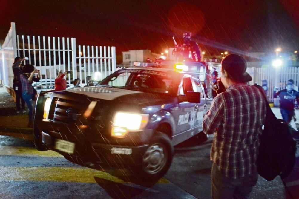 Los ex funcionarios, colaboradores del gobernador con licencia Javier Duar te , fueron trasladados bajo un fuerte dispositivo de seguridad a la CDMX. (FOTO: PATRICIA MORALES. EL UNIVERSAL)