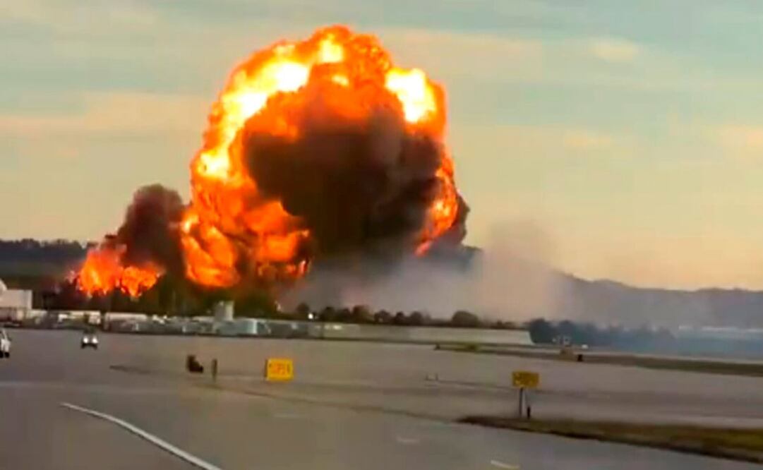 Captura de video tomada de rastreo de redes que muestra el momento de la explosión de un avión de la empresa UPS el martes, en el aeropuerto internacional de Muhammad Ali de Louisville, en Kentucky . Foto: EFE