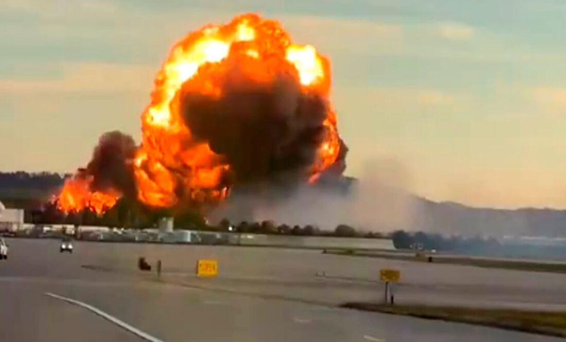 Captura de video tomada de rastreo de redes que muestra el momento de la explosión de un avión de la empresa UPS el martes, en el aeropuerto internacional de Muhammad Ali de Louisville, en Kentucky . Foto: EFE