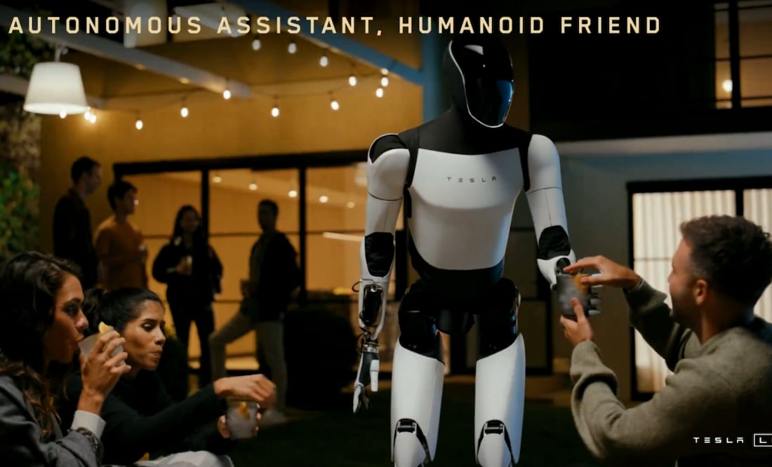 Tesla presentó su robot humanoide Optimus en un evento donde fue revelado que el robot todavía es asistido remotamente por humanos, lo que generó dudas sobre su autonomía. Foto: Tesla