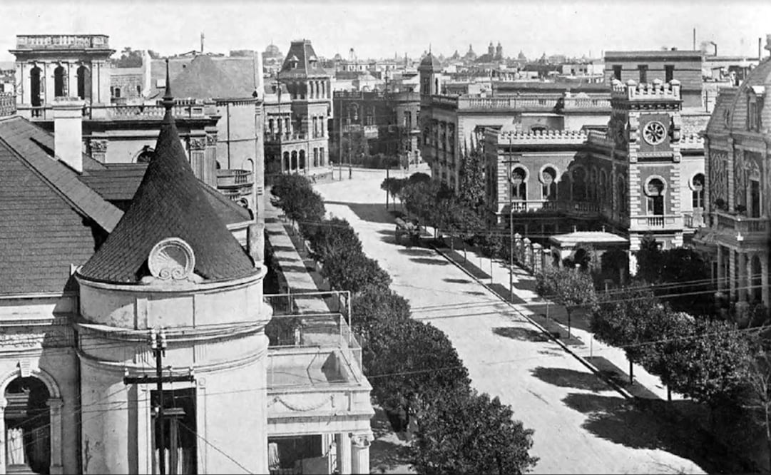 La calle de Londres, en la colonia Juárez, alrededor de 1910. Del lado izquierdo se aprecia una residencia que ahora está en ruinas y del derecho, la casa que hoy alberga al Museo de Cera, construida en 1904 por el arquitecto Antonio Rivas Mercado. Imagen: Col. Villasana-Torres