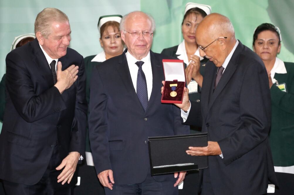 El secretario de Salud, José Narro Robles (centro), entregó la condecoración Eduardo Liceaga y medallas al mérito a 13 profesionales de la medicina y enfermería. (BERENICE FREGOSO. EL UNIVERSAL)