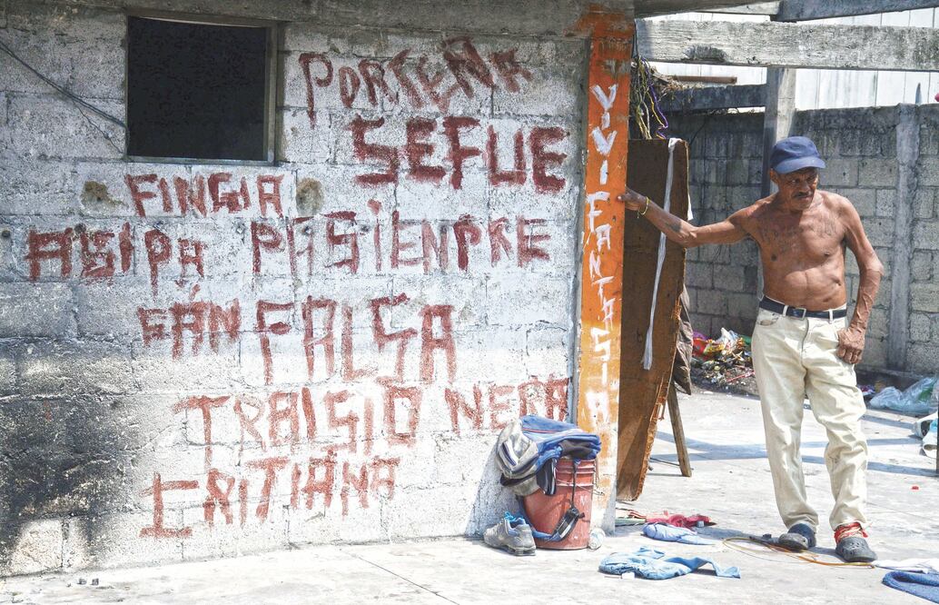Los inquilinos del penal se organizan para hacer limpieza y vigilar. En lo que unos salen a trabajar, otros cuidan sus cuartos, para evitar que entren los ladrones. Fotos: PATRICIA MORALES