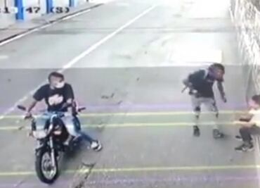 VIDEO. Ladrones asaltan a hombre que ya había sido robado 5 minutos antes por otros rateros