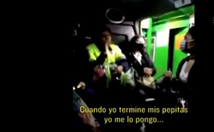 "Cuando termine mis pepitas, me pongo cubrebocas", dice mujer en combi del Edomex