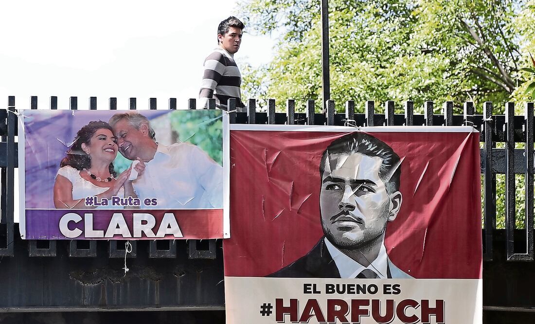En un puente peatonal de la alcaldía Miguel Hidalgo cuelgan mantas de los morenistas Clara Brugada y Omar García Harfuch. Foto: Valente Rosas / El Universal