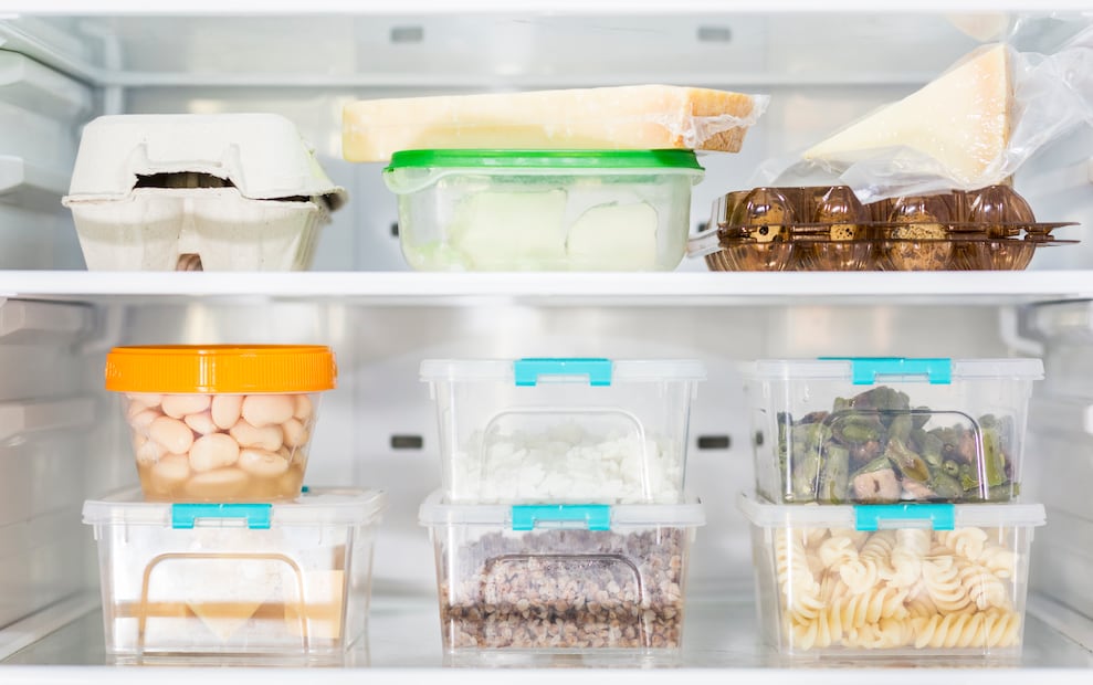 El orden dentro del refrigerador influye en la conservación y el aprovechamiento de los alimentos. Foto: Freepik