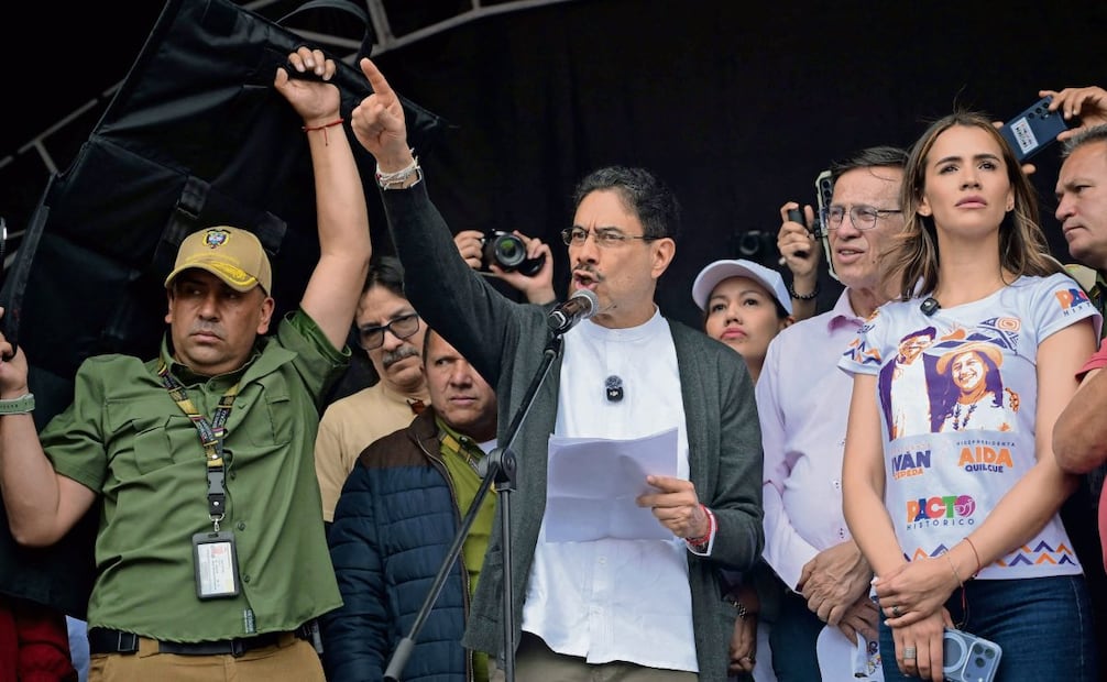 El senador Iván Cepeda (centro), heredero político del actual mandatario Gustavo Petro, durante un mensaje por el Día del Trabajo, en Bogotá, el 1 de mayo. Foto: RAUL ARBOLEDA/AFP