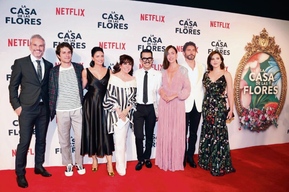 El elenco actoral de la serie y su director, Manolo Caro (de lentes), en la presentación de la serie de Netflix. (FOTOS: AGUSTIN SALINAS. EL UNIVERSAL)